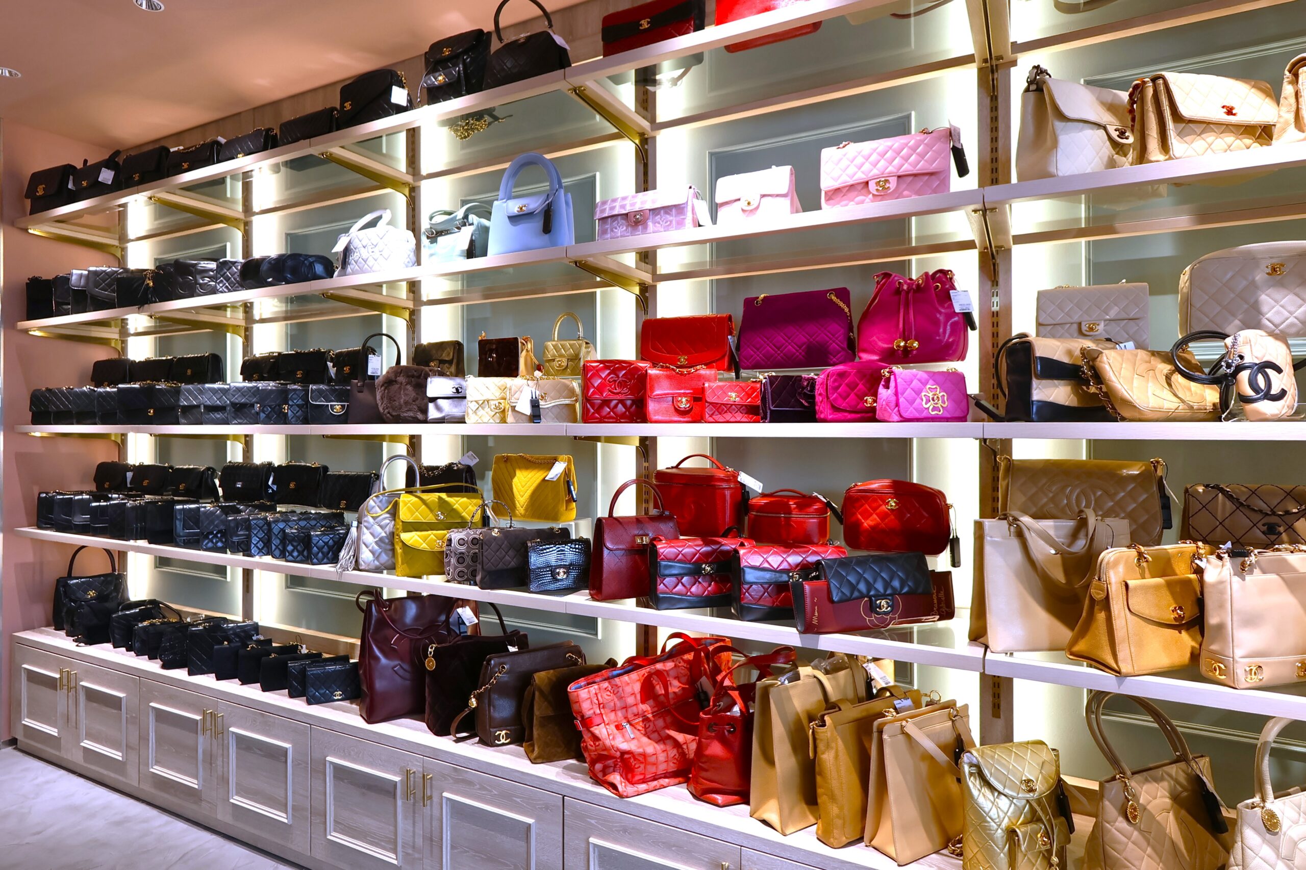 Exposición de bolsos de firmas de lujo en una boutique